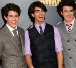 Jonas Brothers ii vor pe Kanye West si Coldplay