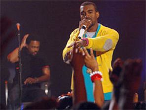 Kanye West critica paparazzi
