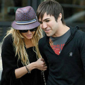 Ashlee Simpson si Pete Wentz au un baietel