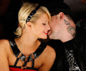 5 dolari pentru a-ti petrece Revelionul cu Paris Hilton