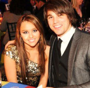 Miley Cyrus si Justin Gaston compun versuri impreuna