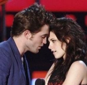Robert Pattinson a recunoscut ca se iubeste cu Kristen Stewart