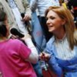 Adela si fanii ei - poze de la sesiunea de autografe