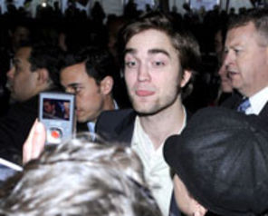 Robert Pattinson a facut fete-fete la premiera Remember Me (poze)