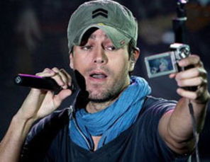 Enrique Iglesias si-a pozat zona intima in vazul lumii