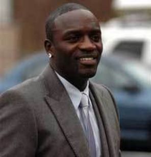 Akon, condamnat pentru ca a aruncat un fan de pe scena