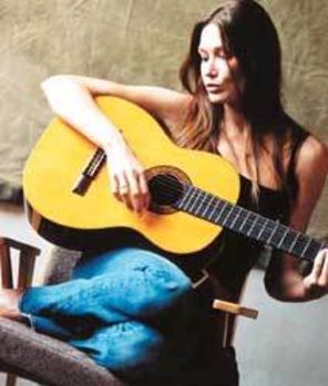 Carla Bruni-Sarkozy, aproape 60 000 de dolari pentru o poza nud