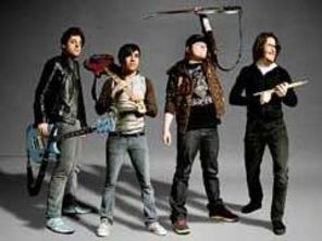 Fall Out Boy a lansat clipul `America’s Suitehearts`