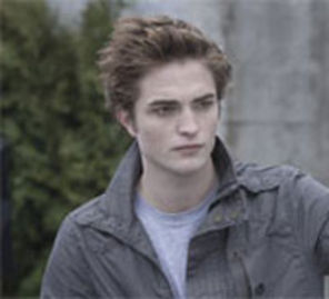 Hainele lui Robert Pattinson din Remember Me, vandute la licitatie