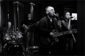 Taxi si Trupa Veche canta la Hard Rock Cafe pentru liceeni