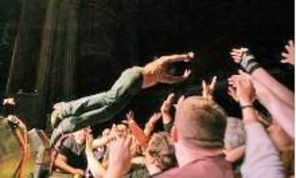 Iggy Pop renunta la stage diving, dupa ce s-a accidentat