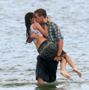 Miley Cyrus a platit 10 dolari pentru dragostea lui Liam Hemsworth