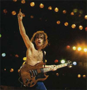 Angus Young de la ACDC implineste astazi 55 de ani
