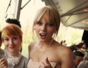 Taylor Swift s-a distrat la nunta lui Josh Farro (poze)