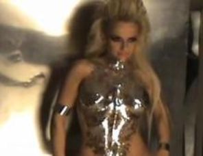 Anda Adam, aproape goala in Operatiunea Glitter (video)