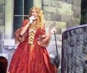 Taylor Swift si-a rupt rochia de printesa in concert (video)