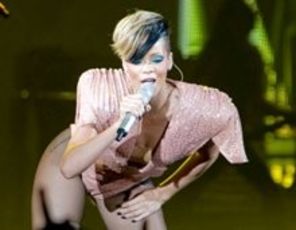 Rihanna a facut buf pe scena, in Marsilia (video)