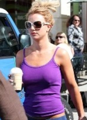 Britney Spears, fortata sa poarte sutien