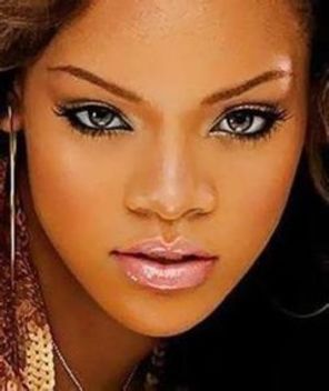 Rihanna face buf pe scena, partea 2 (video)