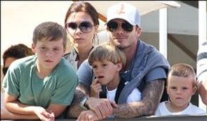 Jonas Brothers i-au invitat pe fratii Beckham in viitorul clip