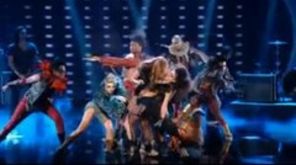 Miley Cyrus simuleaza sarutul cu o femeie (video)