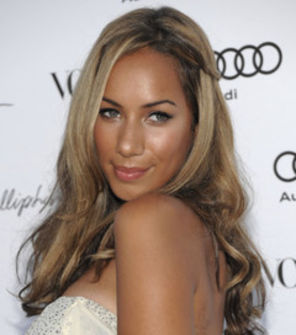 Leona Lewis a cazut pe scena in timpul unui concert
