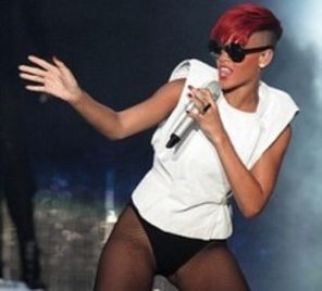 Rihanna, cu un look nou la Summertime Ball (poze, video)