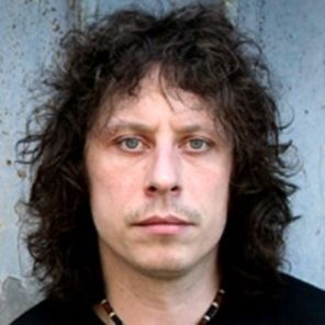 A murit Stuart Cable