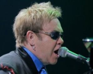 Elton John are pretentii de la Romania
