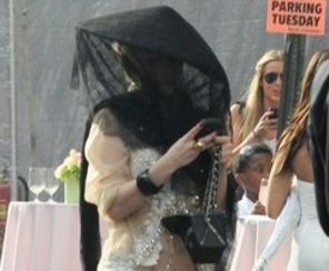 Lady GaGa si-a eclipsat sora la festivitatea de absolvire (poze)