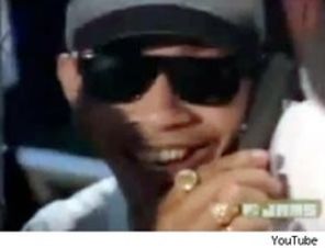 Barack Obama, bagat cu forta intr-un videoclip