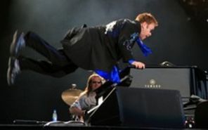 Elton John, cucerit de publicul roman in Piata Constitutiei