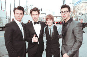 Justin Bieber i-ar bate mar pe fratii Jonas