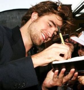 Vrei sa vina Robert Pattinson in Romania?