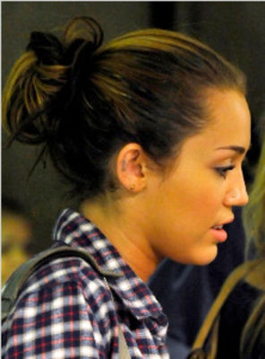 Miley Cyrus si-a tatuat urechea (foto)