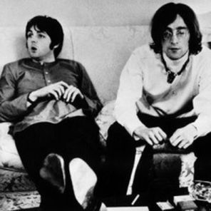 John Lennon, in chiloti si cu un colac de toaleta la gat, in concert