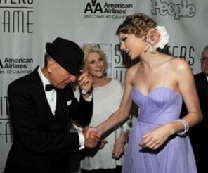 Taylor Swift, emotionata sa-l cunoasca pe Leonard Cohen (poze)