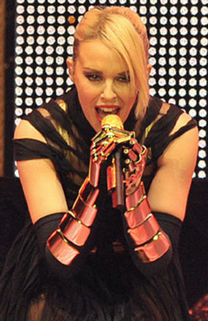 Kylie Minogue se bate cu Eminem