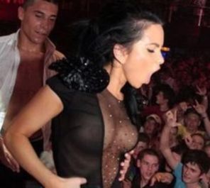 Inna si-a aratat sanii si fundul la concert (foto)