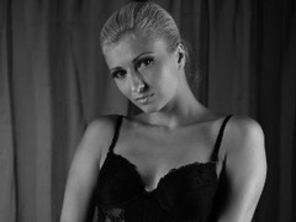 Lora, in deschiderea concertului Faithless