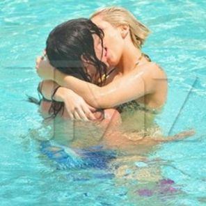 Lady GaGa, o fata normala cu iubitul la piscina (poze)
&nbsp;