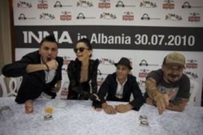 Inna a sarit in piscina in fata fanilor albanezi (video)