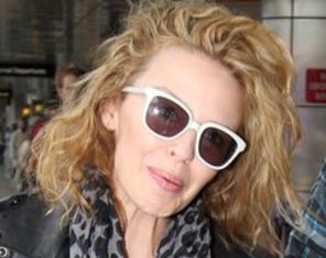 Kylie Minogue, intr-o postura rara: cu riduri
