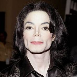 Michael Jackson scoate la licitatie peste 2000 de obiecte personale