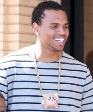 Chris Brown poarta mandru un Kirby la gat