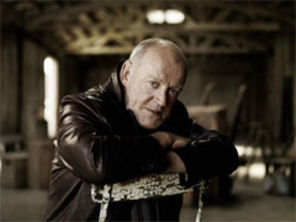 Joe Cocker isi prezinta noul album - Hard Knocks (video)