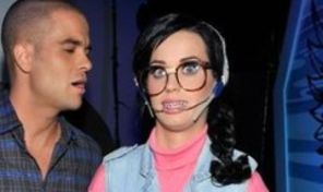 Katy Perry a schimbat 7 tinute la Teen Choice Awards 2010 (poze)