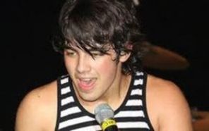 Joe Jonas a implinit 21 de ani