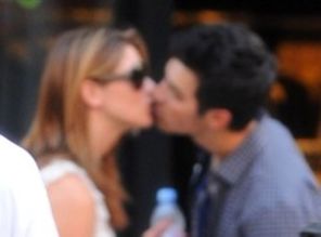 E oficial: Joe Jonas si Ashley Greene sunt impreuna (poze)