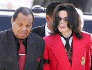 Tatal lui Michael Jackson recunoaste ca si-a batut fiul